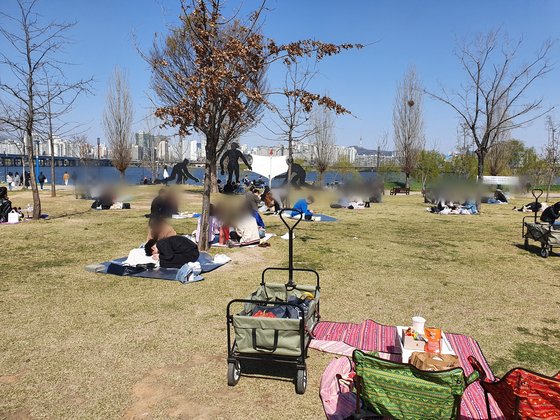 4일 오후 6시30분쯤 서울 여의도 한강공원에서 시민들이 돗자리를 펼치고 휴식을 취하고 있다. 이가람 기자