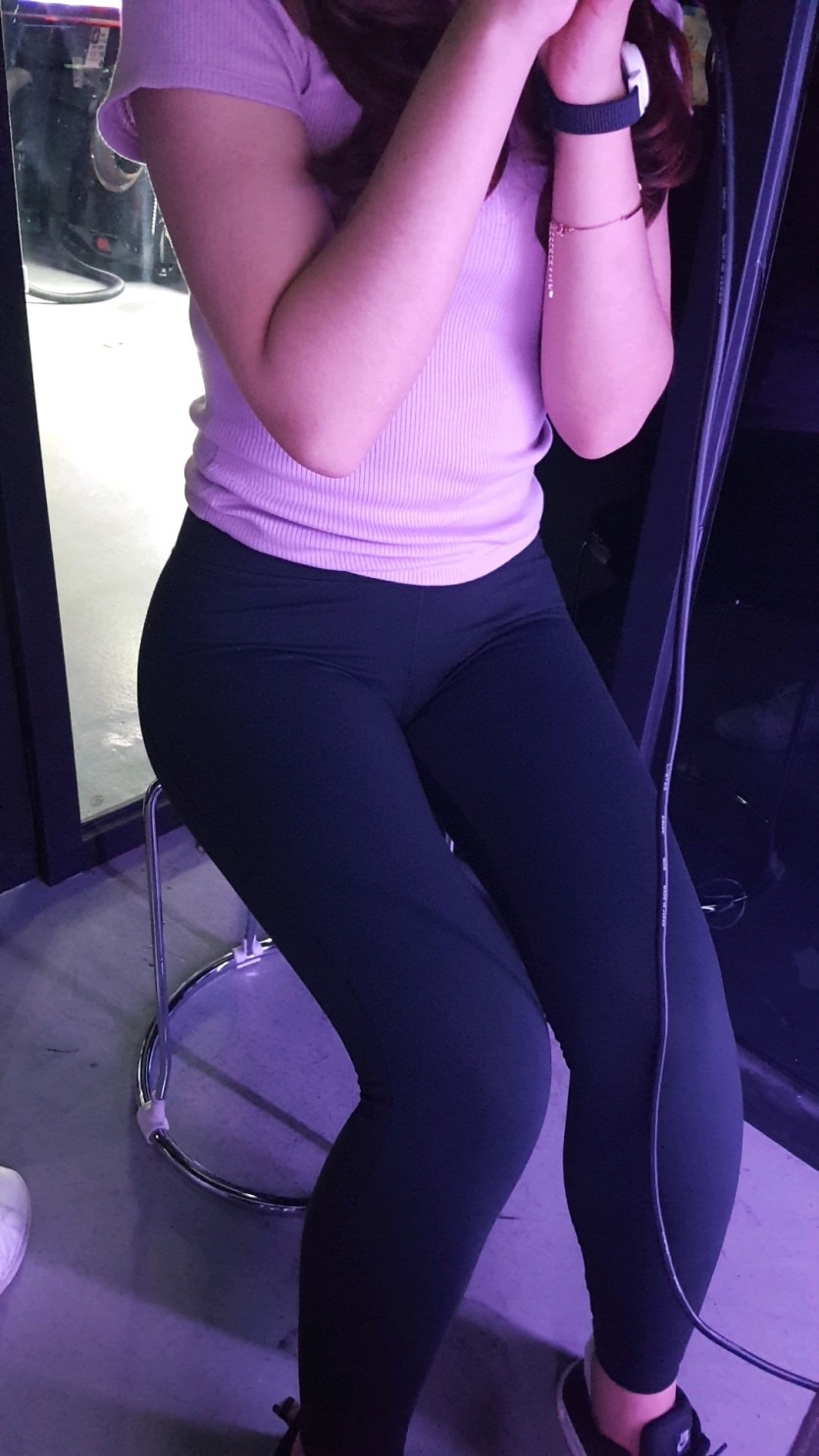 cameltoe-girl: “실내에선 외투도 안입고 엉덩이와 두툼한 도끼를 뽐내고 다니는 여친 ”