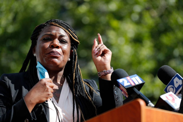 2014년 퍼거슨 사태를 계기로 흑인 인권운동에 뛰어는 코리 부시는 재임 20년째인 현역 의원 레이시 클레이를 꺾고 세 번째 도전 만에 경선에서 승리하는 이변을 일으켰다. 넷플릭스 다큐멘터리 