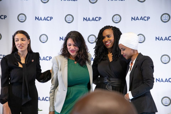 (자료사진) 미국에서 가장 오래된 흑인 인권단체 유색인종지위향상협회(NAACP)가 주최한 타운홀 미팅에 나란히 참석한 