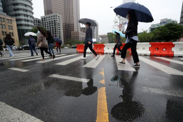 우산 쓴 시민들. 자료 사진.